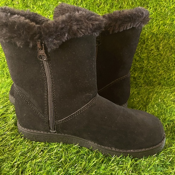 NWOT Black Suede Booties with faux fur lining, size 6 - Picture 3 of 5